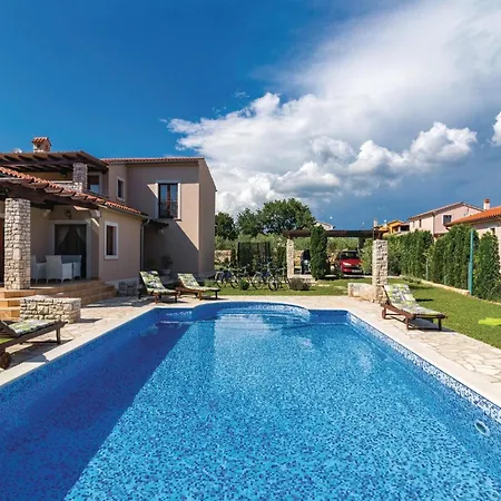 Holiday home Nice Home In Pula With Kitchen Valtura